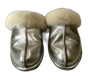 UGG Silver Metallic Shearling Scuff Slippers Women’s 6 Cozy Mule Shoes